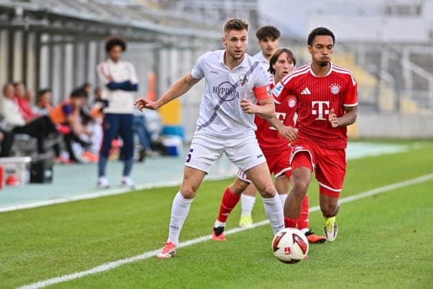 Regionalliga Bayern; FC Bayern München II - TSV Schwaben Augsburg; 25.09.2026 MUNICH, GERMANY; 25. SEPTEMBER: im Duell Dennis RUISINGER (TSV Schwaben Augsburg 5) und Vincent MANUBA (FC Bayern München II 2 während dem Match der Regionalliga Bayern zwischen den Amateuren des FC Bayern und dem TSV Schwaben Augsburg am 11. Spieltag im Grünwalder Stadion Copyright: xBEAUTIFULxSPORTS Goldbergx
