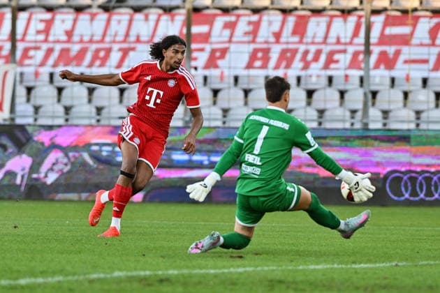 Regionalliga Bayern; FC Bayern München II - TSV Schwaben Augsburg; 25.09.2026 MUNICH, GERMANY; 25. SEPTEMBER: der Schuss von Noah CODJO-EVORA (FC Bayern München II 11) geht am Tor vorbei Maximilian REIL (TSV Schwaben Augsburg 1) muss nicht eingreifen während dem Match der Regionalliga Bayern zwischen den Amateuren des FC Bayern und dem TSV Schwaben Augsburg am 11. Spieltag im Grünwalder Stadion Copyright: xBEAUTIFULxSPORTS Goldbergx