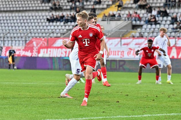 Regionalliga Bayern; FC Bayern München II - TSV Schwaben Augsburg; 25.09.2026 MUNICH, GERMANY; 25. SEPTEMBER: Jubel der Bayern nach dem Treffer zum 1-0 durch Anton HEINZ (FC Bayern München II 10) Tor Torschuetze Freude Happy während dem Match der Regionalliga Bayern zwischen den Amateuren des FC Bayern und dem TSV Schwaben Augsburg am 11. Spieltag im Grünwalder Stadion Copyright: xBEAUTIFULxSPORTS Goldbergx