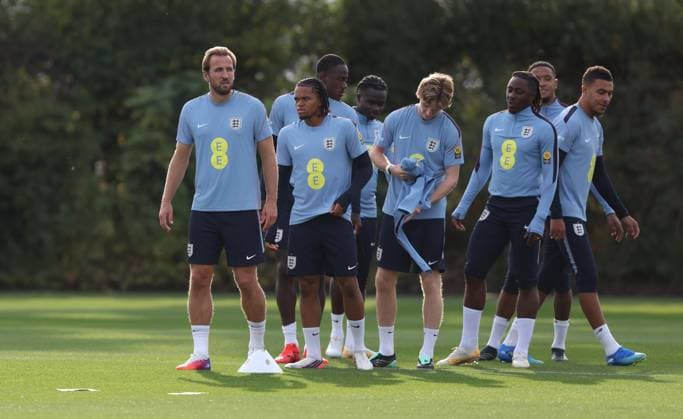 UEFA Nations League - England Training Session LONDON, ENGLAND, SEPTEMBER 25: Harry Kane & Rio Ngumoha of England national team, Nationalteam during The England training session at Tottenham Hotspur Training Ground, London on September 25 ahead of The UEFA Nations League Group Stage match in Group C3 between England v Spain at Wembley Stadium, London, England, on September 25. (Photo by Daniel Weir) London Tottenham Hotspur Training Ground England Copyright: xDanielxWeir SportsxPressxPhotox Sportspressphoto_SPR239291
