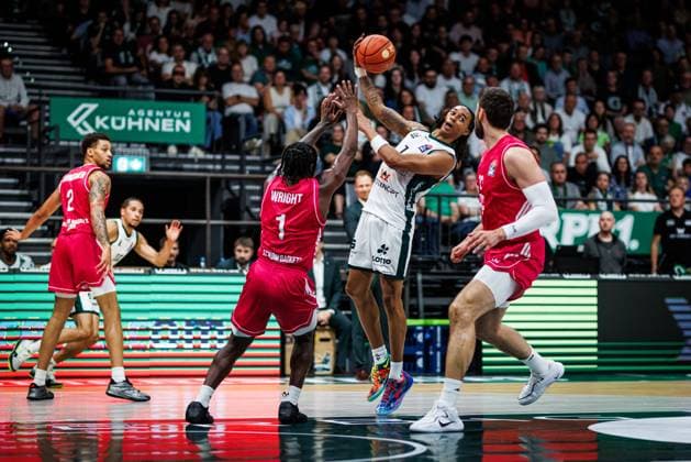 Austin Crowley (Gladiators Trier) im Zweikampf mit John Michael Wright (Telekom Baskets Bonn) und Leon Kratzer (Telekom Baskets Bonn), Aktion Action Vet Concept Gladiators Trier vs Telekom Baskets Bonn, Basketball, easyCredit BBL, 2. Spieltag, Saison 2026 2027, 25.09.2026 Vet Concept Gladiators Trier vs Telekom Baskets Bonn, Basketball, easyCredit BBL, 2. Spieltag, Saison 2026 2027, 25.09.2026 Copyright: xEibnerxPressefotox EP_ANS