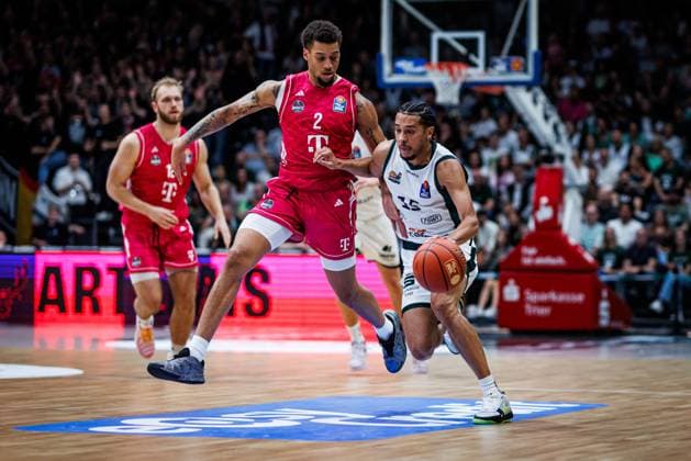 Jordan Roland (Gladiators Trier) im Zweikampf mit Alijah Comithier (Telekom Baskets Bonn), Aktion Action Vet Concept Gladiators Trier vs Telekom Baskets Bonn, Basketball, easyCredit BBL, 2. Spieltag, Saison 2026 2027, 25.09.2026 Vet Concept Gladiators Trier vs Telekom Baskets Bonn, Basketball, easyCredit BBL, 2. Spieltag, Saison 2026 2027, 25.09.2026 Copyright: xEibnerxPressefotox EP_ANS