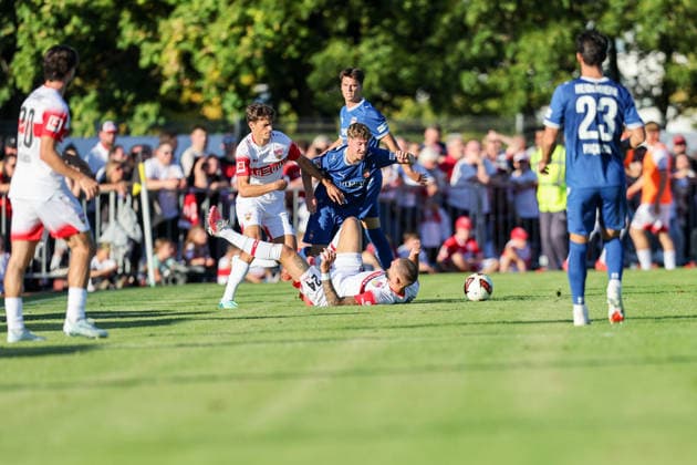 Duell um den Ball zwischen Yannik Wagner (1. FC Heidenheim 1846 e. V., 38) und Julian Gaston Chabot (VfB Stuttgart, 24) GER, VfB Stuttgart vs. 1. FC Heidenheim 1846, Fussball, Freundschaftsspiel, Spielzeit 2026 2027, 25.09.2026 GER, VfB Stuttgart vs. 1. FC Heidenheim 1846, Fussball, Freundschaftsspiel, Spielzeit 2026 2027, 25.09.2026 Beutelsbach Copyright: xEibner-Pressefoto SoerenxHerwegx EP_SHG
