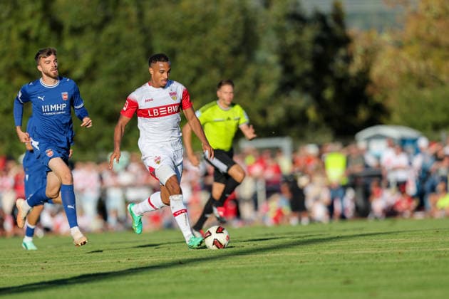 Jamie Leweling (VfB Stuttgart, 18) nimmt mit dem Ball Fahrt auf GER, VfB Stuttgart vs. 1. FC Heidenheim 1846, Fussball, Freundschaftsspiel, Spielzeit 2026 2027, 25.09.2026 GER, VfB Stuttgart vs. 1. FC Heidenheim 1846, Fussball, Freundschaftsspiel, Spielzeit 2026 2027, 25.09.2026 Beutelsbach Copyright: xEibner-Pressefoto SoerenxHerwegx EP_SHG