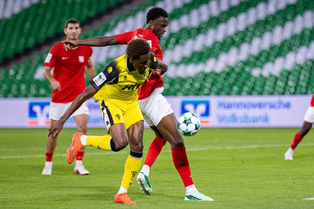 (L-R) Romeo Aigbekaen (SC Fortuna Koeln, 30) im Zweikampf mit Donald Nduka (TSV Havelse, 27) GER, TSV Havelse vs. SC Fortuna Koeln, Fussball, 3. Liga, 7. Spieltag, Spielzeit 2026 2027, 25.09.2026 DFL Regulations prohibit any use of photographers as image sequences and or quasi-video. GER, TSV Havelse vs. SC Fortuna Koeln, Fussball, 3. Liga, 7. Spieltag, Spielzeit 2026 2027, 25.09.2026 Hannover Copyright: xEibner-Pressefoto JanxRollingerx EP_JSK