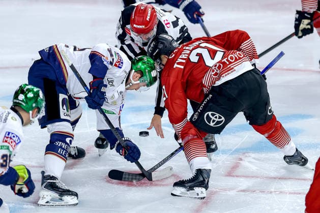 25.09.2026, Eishockey, DEL, Kölner Haie - Eisbären Berlin, 3.Spieltag, Saison 2026 27, Lanxess-Arena Köln: Markus Vikingstad (Eisbären Berlin 37) im Zweikampf gegen Juhani Tyrväinen (Koelner Haie 21) beim Kampf um den Bully Nordrhein-Westfalen Deutschland