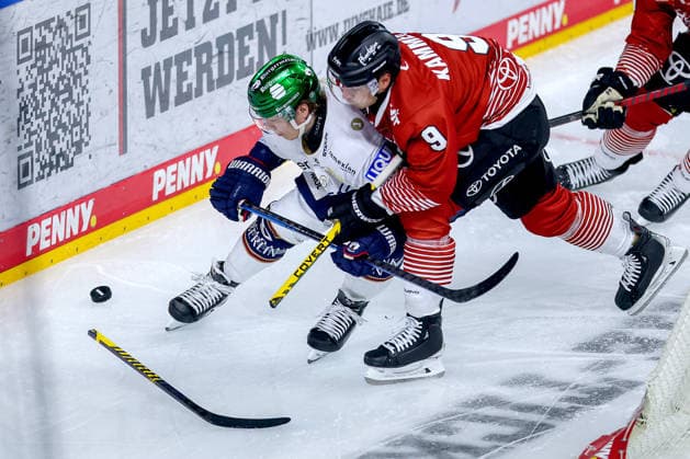 25.09.2026, Eishockey, DEL, Kölner Haie - Eisbären Berlin, 3.Spieltag, Saison 2026 27, Lanxess-Arena Köln: Jonas Müller (Eisbären Berlin 18) im Zweikampf gegen Maximilian Kammerer (Koelner Haie 09) Nordrhein-Westfalen Deutschland