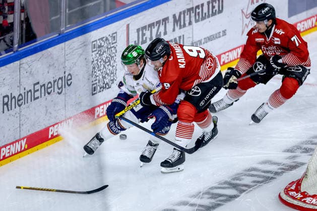 25.09.2026, Eishockey, DEL, Kölner Haie - Eisbären Berlin, 3.Spieltag, Saison 2026 27, Lanxess-Arena Köln: Jonas Müller (Eisbären Berlin 18) im Zweikampf gegen Maximilian Kammerer (Koelner Haie 09) Nordrhein-Westfalen Deutschland