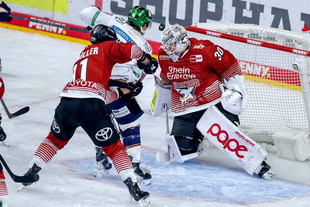25.09.2026, Eishockey, DEL, Kölner Haie - Eisbären Berlin, 3.Spieltag, Saison 2026 27, Lanxess-Arena Köln: Torschuss Treffer Tor zum 1:0 durch Torschütze Ty Ronning (Eisbären Berlin 09) im Zweikampf gegen Maximilian Kammerer (Koelner Haie 09) vor Goalie Janne Juvonen (Koelner Haie 30) Nordrhein-Westfalen Deutschland