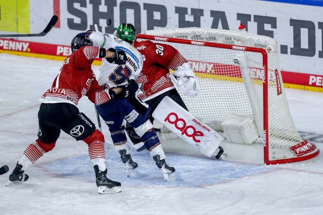 25.09.2026, Eishockey, DEL, Kölner Haie - Eisbären Berlin, 3.Spieltag, Saison 2026 27, Lanxess-Arena Köln: Torschuss Treffer Tor zum 1:0 durch Torschütze Ty Ronning (Eisbären Berlin 09) im Zweikampf gegen Maximilian Kammerer (Koelner Haie 09) vor Goalie Janne Juvonen (Koelner Haie 30) Nordrhein-Westfalen Deutschland