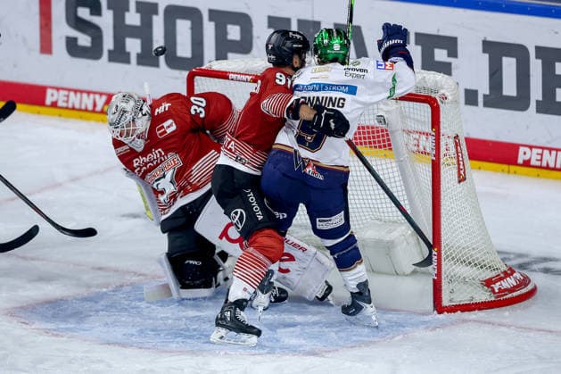 25.09.2026, Eishockey, DEL, Kölner Haie - Eisbären Berlin, 3.Spieltag, Saison 2026 27, Lanxess-Arena Köln: Torschuss Treffer Tor zum 1:0 durch Torschütze Ty Ronning (Eisbären Berlin 09) im Zweikampf gegen Maximilian Kammerer (Koelner Haie 09) vor Goalie Janne Juvonen (Koelner Haie 30) Nordrhein-Westfalen Deutschland