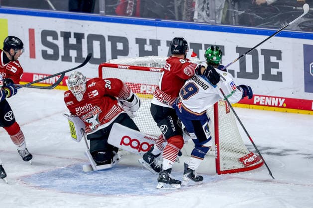 25.09.2026, Eishockey, DEL, Kölner Haie - Eisbären Berlin, 3.Spieltag, Saison 2026 27, Lanxess-Arena Köln: Torschuss Treffer Tor zum 1:0 durch Torschütze Ty Ronning (Eisbären Berlin 09) im Zweikampf gegen Maximilian Kammerer (Koelner Haie 09) vor Goalie Janne Juvonen (Koelner Haie 30) Nordrhein-Westfalen Deutschland