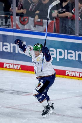25.09.2026, Eishockey, DEL, Kölner Haie - Eisbären Berlin, 3.Spieltag, Saison 2026 27, Lanxess-Arena Köln: Torjubel nach dem Tor zum 1:0 durch Torschütze Ty Ronning (Eisbären Berlin 09) Nordrhein-Westfalen Deutschland