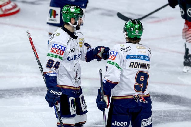 25.09.2026, Eishockey, DEL, Kölner Haie - Eisbären Berlin, 3.Spieltag, Saison 2026 27, Lanxess-Arena Köln: Torjubel nach dem Tor zum 1:0 durch Torschütze Ty Ronning (Eisbären Berlin 09) Nordrhein-Westfalen Deutschland