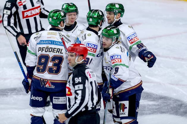25.09.2026, Eishockey, DEL, Kölner Haie - Eisbären Berlin, 3.Spieltag, Saison 2026 27, Lanxess-Arena Köln: Torjubel nach dem Tor zum 1:0 durch Torschütze Ty Ronning (Eisbären Berlin 09) Nordrhein-Westfalen Deutschland