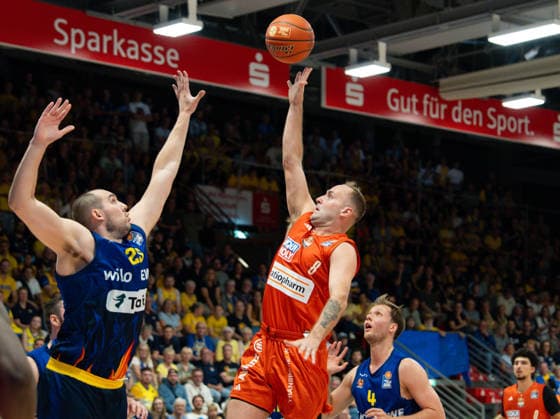 Devin Schmidt (Ratiopharm Ulm, 8) zieht gegen Cameron Krutwig (Phoenix Hagen, 25) zum Korb. GER, Phoenix Hagen vs ratiopharm Ulm, easyCredit BBL, 2. Spieltag, Saison 2026-27, Krollmann Arena, Hagen, 25.09.2026 Foto: HMB Media Scott W. Coleman Copyright: HMBxMedia xScottxW.xColeman