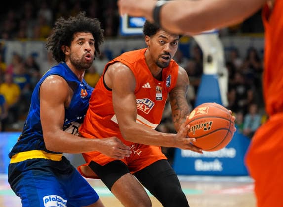 Ibi Watson (Ratiopharm Ulm, 2) im Zweikampf mit Trenton Gibson (Phoenix Hagen, 33) GER, Phoenix Hagen vs ratiopharm Ulm, easyCredit BBL, 2. Spieltag, Saison 2026-27, Krollmann Arena, Hagen, 25.09.2026 Foto: HMB Media Scott W. Coleman Copyright: HMBxMedia xScottxW.xColeman