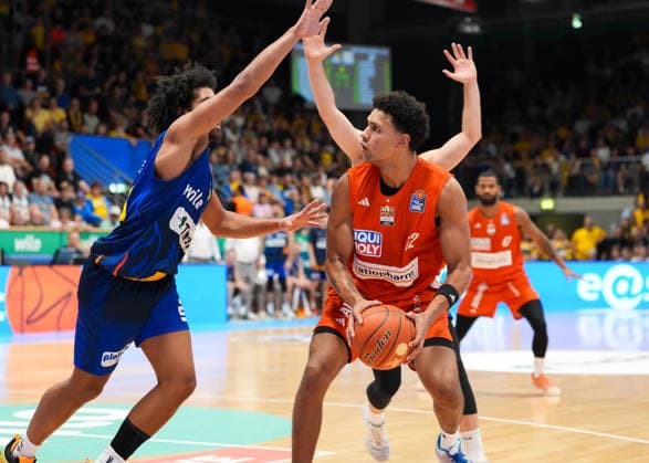 Michael Rataj (Ratiopharm Ulm, 12) im Zweikampf mit Trenton Gibson (Phoenix Hagen, 33) GER, Phoenix Hagen vs ratiopharm Ulm, easyCredit BBL, 2. Spieltag, Saison 2026-27, Krollmann Arena, Hagen, 25.09.2026 Foto: HMB Media Scott W. Coleman Copyright: HMBxMedia xScottxW.xColeman