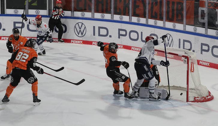 Hier erzielt Sebastian Uvira (Schwenninger Wild Wings) das 0-1Eishockey, DEL, Penny DEL, Herren, Maenner, Saison 2026 2027 Grizzlys Wolfsburg gegen Schwenninger Wild Wings