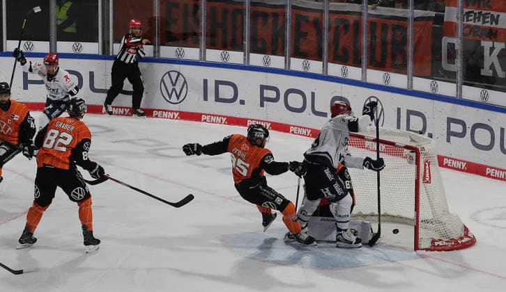 Hier erzielt Sebastian Uvira (Schwenninger Wild Wings) das 0-1Eishockey, DEL, Penny DEL, Herren, Maenner, Saison 2026 2027 Grizzlys Wolfsburg gegen Schwenninger Wild Wings