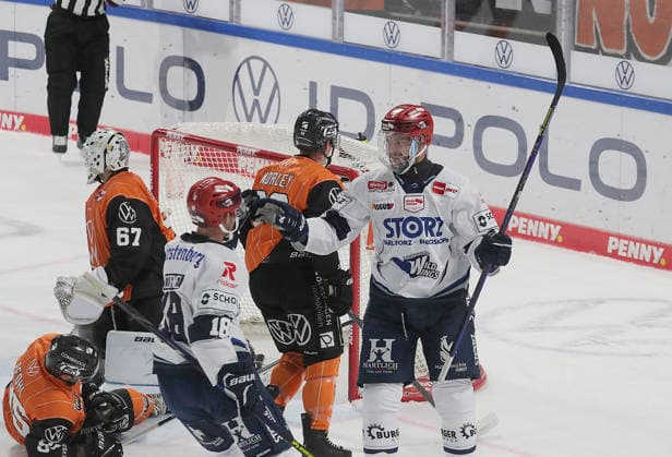 Torjubel Sebastian Uvira (Schwenninger Wild Wings) 0-1 Eishockey, DEL, Penny DEL, Herren, Maenner, Saison 2026 2027 Grizzlys Wolfsburg gegen Schwenninger Wild Wings
