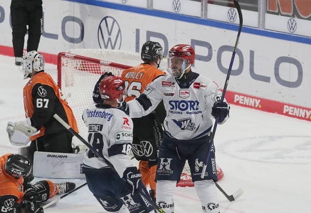 Torjubel Sebastian Uvira (Schwenninger Wild Wings) 0-1 Eishockey, DEL, Penny DEL, Herren, Maenner, Saison 2026 2027 Grizzlys Wolfsburg gegen Schwenninger Wild Wings