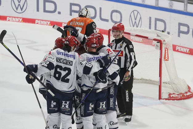 Torjubel Schwenningen Eishockey, DEL, Penny DEL, Herren, Maenner, Saison 2026 2027 Grizzlys Wolfsburg gegen Schwenninger Wild Wings