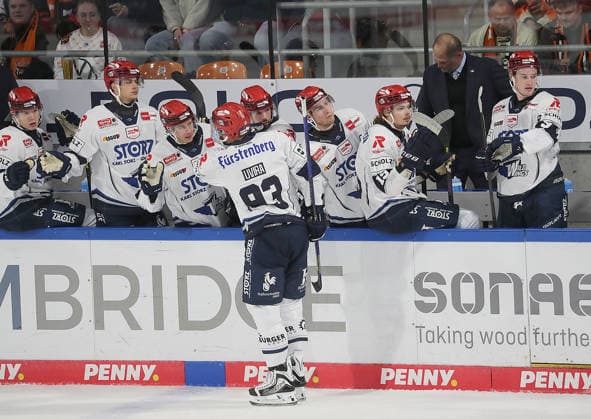 0-1 Jubel Sebastian Uvira (Schwenninger Wild Wings) Eishockey, DEL, Penny DEL, Herren, Maenner, Saison 2026 2027 Grizzlys Wolfsburg gegen Schwenninger Wild Wings