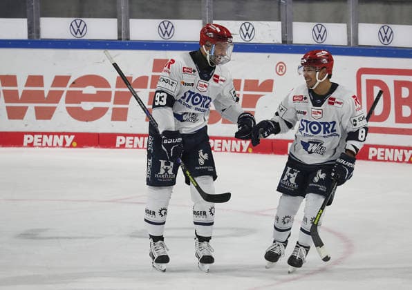 Sebastian Uvira (Schwenninger Wild Wings) und Austin Ortega (Schwenninger Wild Wings) nach dem 0-1 Jubel Eishockey, DEL, Penny DEL, Herren, Maenner, Saison 2026 2027 Grizzlys Wolfsburg gegen Schwenninger Wild Wings