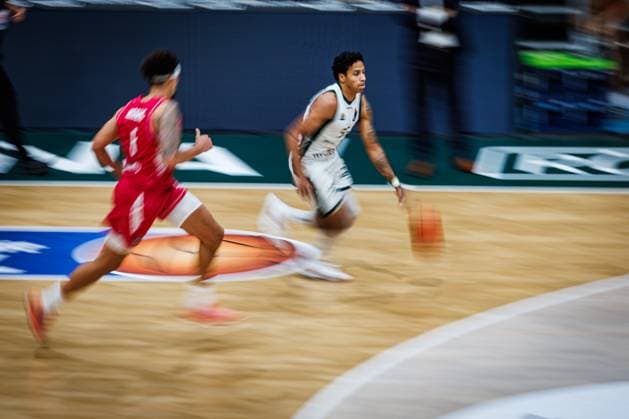 Eli Brooks (Gladiators Trier) im Zweikampf mit Michael Kessens (Telekom Baskets Bonn), Aktion Action Vet Concept Gladiators Trier vs Telekom Baskets Bonn, Basketball, easyCredit BBL, 2. Spieltag, Saison 2026 2027, 25.09.2026 Vet Concept Gladiators Trier vs Telekom Baskets Bonn, Basketball, easyCredit BBL, 2. Spieltag, Saison 2026 2027, 25.09.2026 Copyright: xEibnerxPressefotox EP_ANS