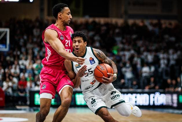 Eli Brooks (Gladiators Trier) im Zweikampf mit Joel Aminu (Telekom Baskets Bonn), Aktion Action Vet Concept Gladiators Trier vs Telekom Baskets Bonn, Basketball, easyCredit BBL, 2. Spieltag, Saison 2026 2027, 25.09.2026 Vet Concept Gladiators Trier vs Telekom Baskets Bonn, Basketball, easyCredit BBL, 2. Spieltag, Saison 2026 2027, 25.09.2026 Copyright: xEibnerxPressefotox EP_ANS