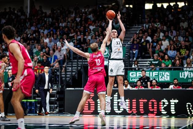 Marten Linssen (Gladiators Trier) im Zweikampf mit Melvin Jostmann (Telekom Baskets Bonn), Aktion Action Vet Concept Gladiators Trier vs Telekom Baskets Bonn, Basketball, easyCredit BBL, 2. Spieltag, Saison 2026 2027, 25.09.2026 Vet Concept Gladiators Trier vs Telekom Baskets Bonn, Basketball, easyCredit BBL, 2. Spieltag, Saison 2026 2027, 25.09.2026 Copyright: xEibnerxPressefotox EP_ANS