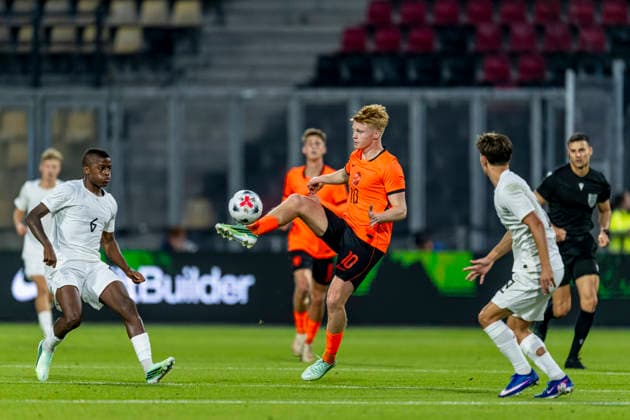 DEVENTER - (C) Nederland midfielder Kees Smit during the UEFA EK qualifying match between Jong Nederland and Jong Noorwegen at De Adelaarshorst on 25 September 2026 in Deventer, Nederland. (Photo by DeFodi Images) -