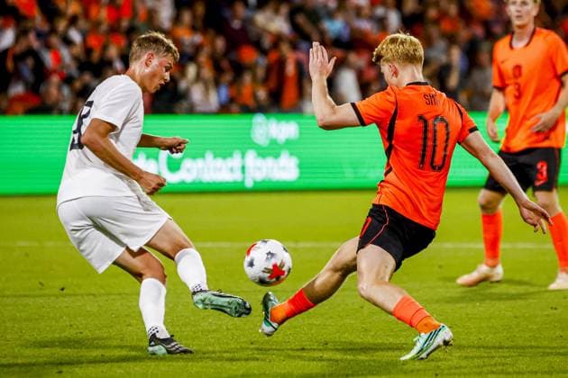 DEVENTER - Kees Smit of the Netherlands U21, U 21 battles for possession with Tobias Moi of the Norway U21 during the European Championship, EM, Europameisterschaft Qualifier (Under 21) match between the Netherlands U21 and Norway U21 at De Adelaarshorst on 25 September 2026 in Deventer, the Netherlands. WART BRINKERHOF ANP Europees Kampioenschap (Onder 21) 2026 27 xVIxANPxSportx xMarcelxterxBalsxIVx 570124661 originalFilename: 570124661.jpg