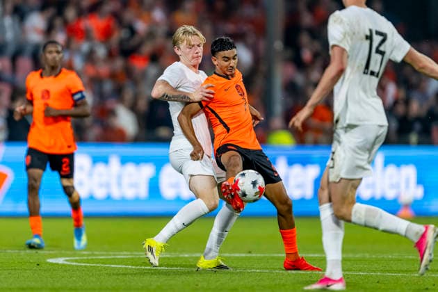 DEVENTER - (l-r) Noorwegen defender Runar Norheim, Nederland forward Ayoub Oufkir during the UEFA EK qualification match between Jong Nederland and Jong Noorwegen at De Adelaarshorst on 25 September 2026 in Deventer, Nederland. (Photo by DeFodi Images) -