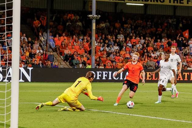 DEVENTER , 25-09-2026 , Stadium De Adelaarshorst , season 2026 2027 , EURO U-21 Qualification football . match between Netherlands U-21 and Norway U-21, Picture shows Netherlands U21, U 21 player Kees Smit vs Norway U21 goalkeeper Martin Borsheim Netherlands U21 - Norway U21  x207559740x Copyright: