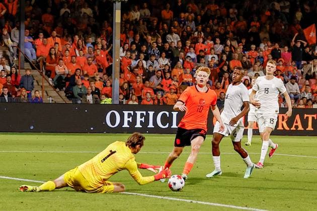 DEVENTER , 25-09-2026 , Stadium De Adelaarshorst , season 2026 2027 , EURO U-21 Qualification football . match between Netherlands U-21 and Norway U-21, Picture shows Netherlands U21, U 21 player Kees Smit vs Norway U21 goalkeeper Martin Borsheim Netherlands U21 - Norway U21  x207559742x Copyright: