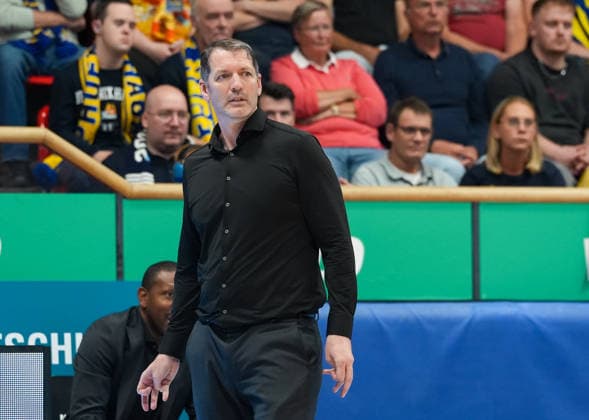 Ty Harrelson (Ratiopharm Ulm, Cheftrainer) GER, Phoenix Hagen vs ratiopharm Ulm, easyCredit BBL, 2. Spieltag, Saison 2026-27, Krollmann Arena, Hagen, 25.09.2026 Foto: HMB Media Scott W. Coleman Copyright: HMBxMedia xScottxW.xColeman