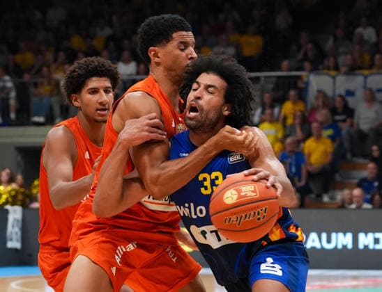 Trenton Gibson (Phoenix Hagen, 33) im Zweikampf mit Dwayne Koroma (Ratiopharm Ulm, 3) GER, Phoenix Hagen vs ratiopharm Ulm, easyCredit BBL, 2. Spieltag, Saison 2026-27, Krollmann Arena, Hagen, 25.09.2026 Foto: HMB Media Scott W. Coleman Copyright: HMBxMedia xScottxW.xColeman