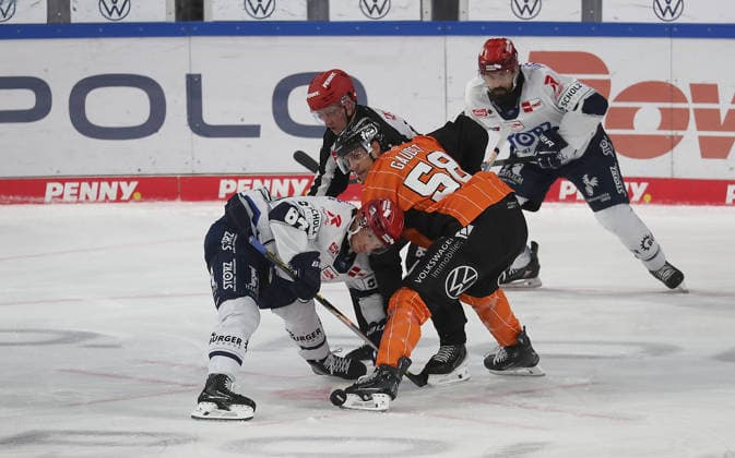 Boaz Bassen (Schwenninger Wild Wings), Tyler Gaudet (Grizzlys Wolfsburg) Eishockey, DEL, Penny DEL, Herren, Maenner, Saison 2026 2027 Grizzlys Wolfsburg gegen Schwenninger Wild Wings