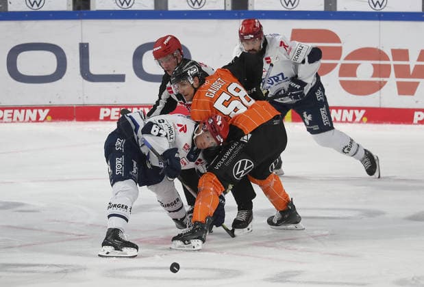 Boaz Bassen (Schwenninger Wild Wings), Tyler Gaudet (Grizzlys Wolfsburg) Eishockey, DEL, Penny DEL, Herren, Maenner, Saison 2026 2027 Grizzlys Wolfsburg gegen Schwenninger Wild Wings