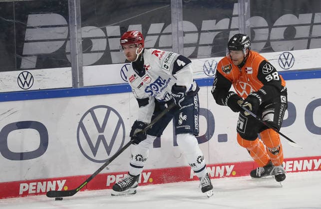 Bode Wilde (Schwenninger Wild Wings), Tyler Gaudet (Grizzlys Wolfsburg) Eishockey, DEL, Penny DEL, Herren, Maenner, Saison 2026 2027 Grizzlys Wolfsburg gegen Schwenninger Wild Wings