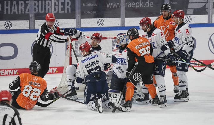 Turbulenzen vor dem Tor von Joacim Eriksson (Schwenninger Wild Wings) Eishockey, DEL, Penny DEL, Herren, Maenner, Saison 2026 2027 Grizzlys Wolfsburg gegen Schwenninger Wild Wings