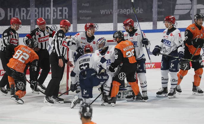 Turbulenzen vor dem Tor von Joacim Eriksson (Schwenninger Wild Wings) Eishockey, DEL, Penny DEL, Herren, Maenner, Saison 2026 2027 Grizzlys Wolfsburg gegen Schwenninger Wild Wings