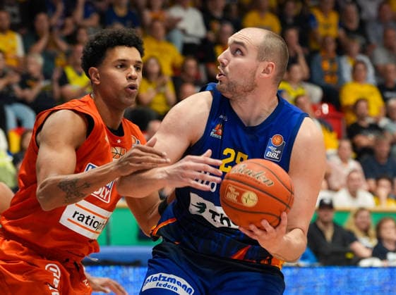 Cameron Krutwig (Phoenix Hagen, 25) gegen Michael Rataj (Ratiopharm Ulm, 12). GER, Phoenix Hagen vs ratiopharm Ulm, easyCredit BBL, 2. Spieltag, Saison 2026-27, Krollmann Arena, Hagen, 25.09.2026 Foto: HMB Media Scott W. Coleman Copyright: HMBxMedia xScottxW.xColeman