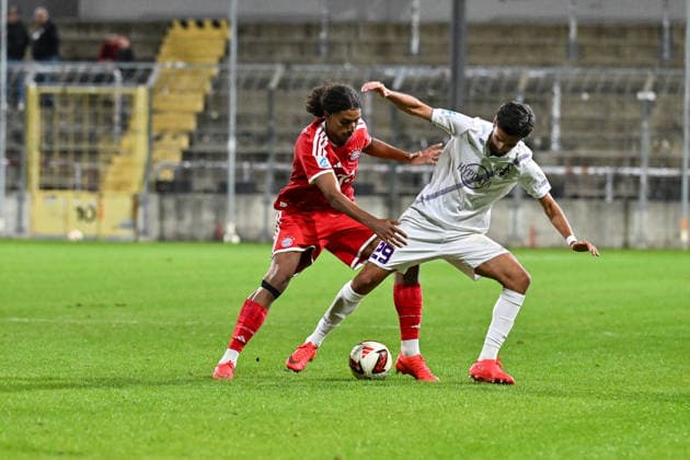 Regionalliga Bayern; FC Bayern München II - TSV Schwaben Augsburg; 25.09.2026 MUNICH, GERMANY; 25. SEPTEMBER: im Duell Noah CODJO-EVORA (FC Bayern München II 11) und Ante BANDEN (TSV Schwaben Augsburg 29) während dem Match der Regionalliga Bayern zwischen den Amateuren des FC Bayern und dem TSV Schwaben Augsburg am 11. Spieltag im Grünwalder Stadion Copyright: xBEAUTIFULxSPORTS Goldbergx