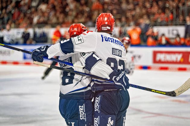 Freude bei Eric Cornel (Nr. 18 Schwenninger Wild Wings) und Sebastian Uvira (Nr. 93 Schwenninger Wild Wings) nach dem 0:1 GER, Grizzlys Wolfsburg gegen Schwenninger Wild Wings, Eishockey, Penny DEL, Woche 3, Spielzeit 2026 27, 25.09.2026 GER, Grizzlys Wolfsburg gegen Schwenninger Wild Wings, Eishockey, Penny DEL, Woche 3, Spielzeit 2026 27, 25.09.2026 Wolfsburg Copyright: xEibner-Pressefoto DanielxREINELTx EP_DRT