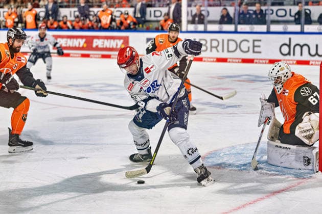 Eric Cornel (Nr. 18 Schwenninger Wild Wings) vor dem Tor von Hannibal Weitzmann (Nr. 67 Grizzlys Wolfsburg) GER, Grizzlys Wolfsburg gegen Schwenninger Wild Wings, Eishockey, Penny DEL, Woche 3, Spielzeit 2026 27, 25.09.2026 GER, Grizzlys Wolfsburg gegen Schwenninger Wild Wings, Eishockey, Penny DEL, Woche 3, Spielzeit 2026 27, 25.09.2026 Wolfsburg Copyright: xEibner-Pressefoto DanielxREINELTx EP_DRT