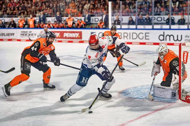 Eric Cornel (Nr. 18 Schwenninger Wild Wings) vor dem Tor von Hannibal Weitzmann (Nr. 67 Grizzlys Wolfsburg) gegen Julian Melchiori (Nr. 44 Grizzlys Wolfsburg) GER, Grizzlys Wolfsburg gegen Schwenninger Wild Wings, Eishockey, Penny DEL, Woche 3, Spielzeit 2026 27, 25.09.2026 GER, Grizzlys Wolfsburg gegen Schwenninger Wild Wings, Eishockey, Penny DEL, Woche 3, Spielzeit 2026 27, 25.09.2026 Wolfsburg Copyright: xEibner-Pressefoto DanielxREINELTx EP_DRT