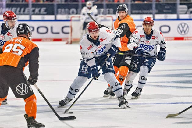 Thomas Schemitsch (Nr. 62 Schwenninger Wild Wings) gegen Fabio Pfohl (Nr. 95 Grizzlys Wolfsburg) und Tyler Gaudet (Nr. 58 Grizzlys Wolfsburg) GER, Grizzlys Wolfsburg gegen Schwenninger Wild Wings, Eishockey, Penny DEL, Woche 3, Spielzeit 2026 27, 25.09.2026 GER, Grizzlys Wolfsburg gegen Schwenninger Wild Wings, Eishockey, Penny DEL, Woche 3, Spielzeit 2026 27, 25.09.2026 Wolfsburg Copyright: xEibner-Pressefoto DanielxREINELTx EP_DRT